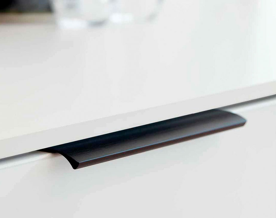 Poignée de tiroir noire horizontale et design
